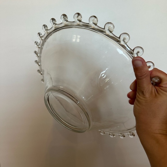 Large glass serving bowl with curly edge - Picture 4 of 5